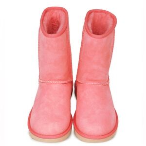 Ugg Blossom Pink Classic Short II, Size 7. In good preowned condition.